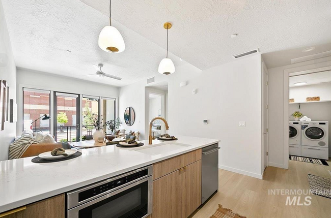 Building Photo - Stylish 1 Bed, 1 Bath Main-Level Condo in ...