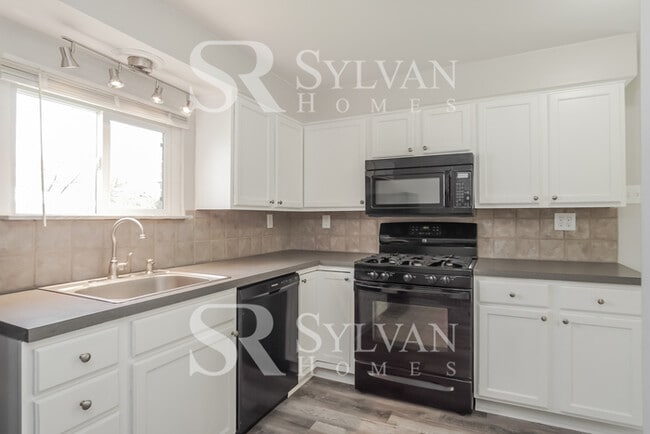 Building Photo - Carve Out a Great Life Here!