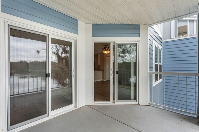 Building Photo - Beautiful LAKEFRONT Condo in Lake Mary ~ New Kitchen, New Flooring, Gated Community!