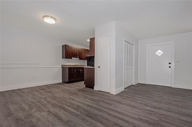 Building Photo - 6910 Bay Dr