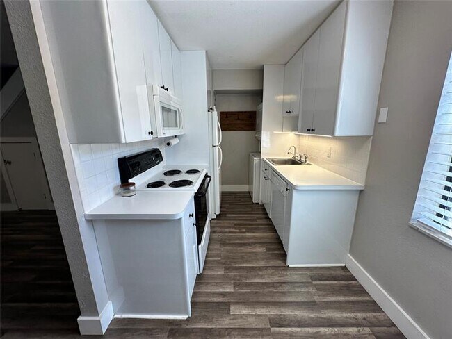 Building Photo - 620 NE 28th St