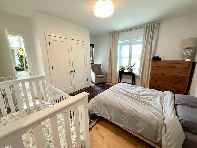 Building Photo - 3-bedroom, 2.5 bathroom furnished home in Saint Joseph