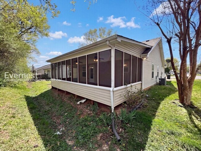 Building Photo - 2836 Roscommon Dr