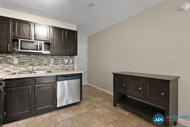 Building Photo - Move-In Ready 2 Bedroom Condo – Steps from...