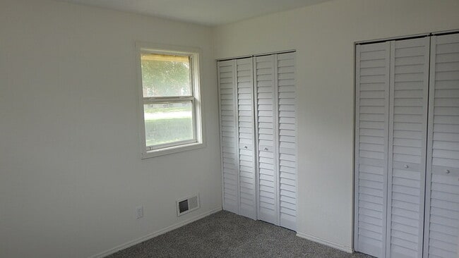Building Photo - Rental Ready- Townhome in Raytown - 3bed 1...