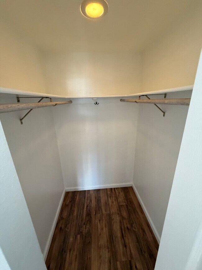 Building Photo - 1398 Hiahia St