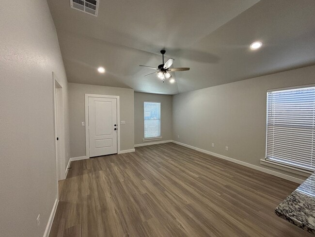 Building Photo - 3-Bedroom Home with Stylish Upgrades in Be...