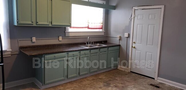 Building Photo - 2806 E 5th Ave