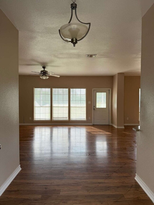 Building Photo - 455 Country Trail