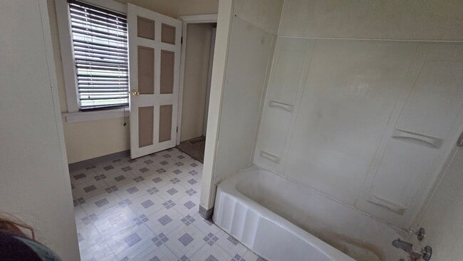 Building Photo - 2 bedroom 1 bath house