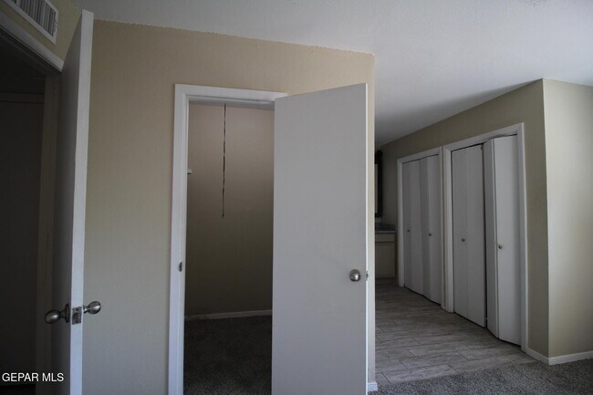 Building Photo - 351 Duanesburg St