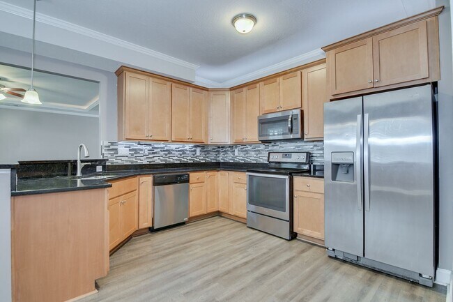 Building Photo - Updated 4 Bedroom 2.5 Bath