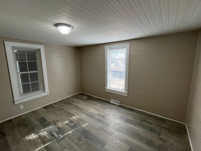 Building Photo - Cozy 2-Bedroom, 1-Bathroom Home