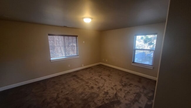 Building Photo - SE Bend 3 bed 2.5 bath Plus BONUS-Fenced