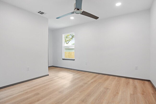 Building Photo - 905 N Lincoln St