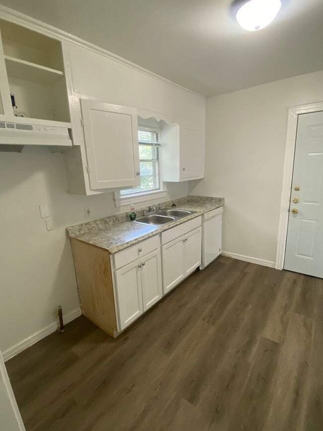 Building Photo - 3 Bedroom 1 Bath House Near Westmoreland R...