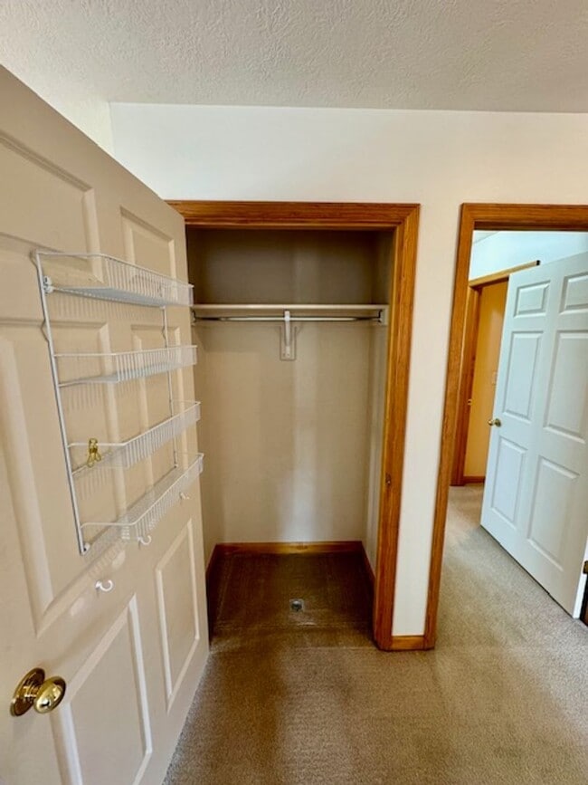 Building Photo - 2 Bedroom, 2 Bathroom Townhouse