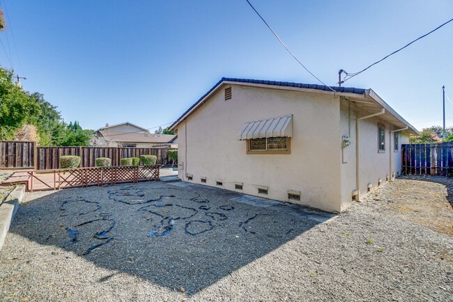 Building Photo - 1109 White Cliff Dr