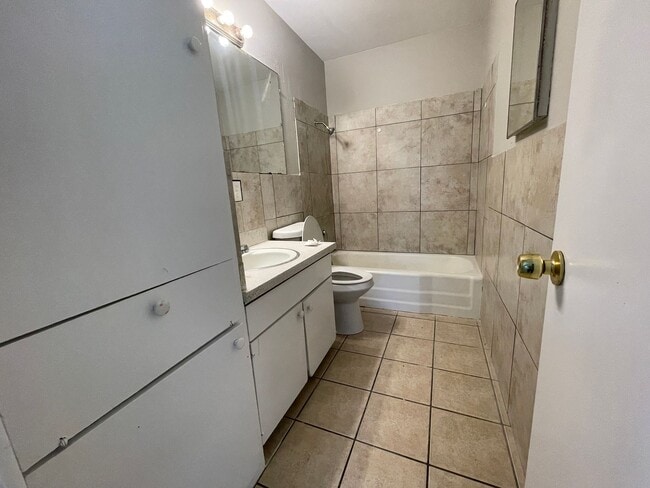 Building Photo - Cozy 3 bed 1 bath with quick access to Loop & I27!