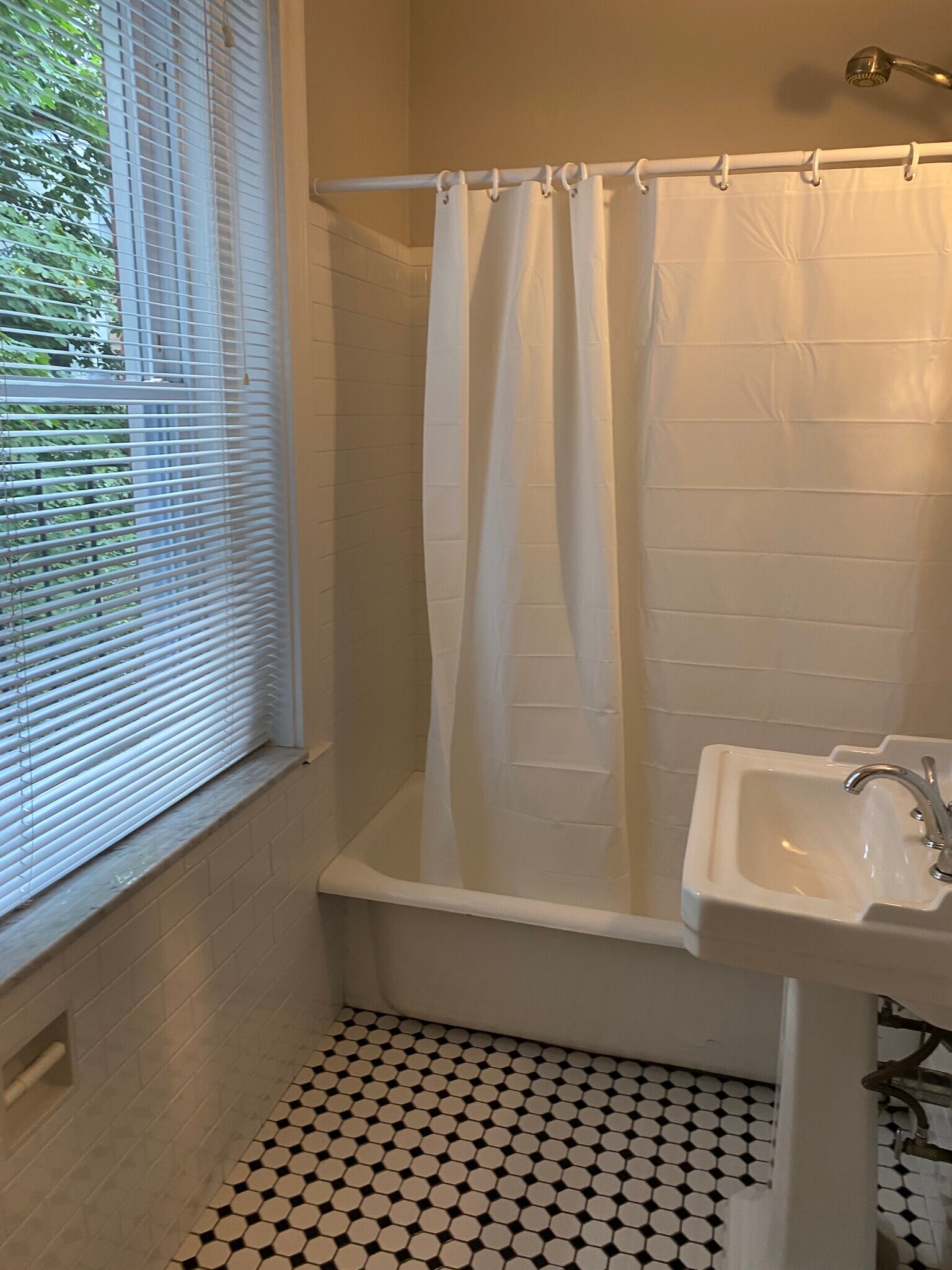 Building Photo - 11 Gray St