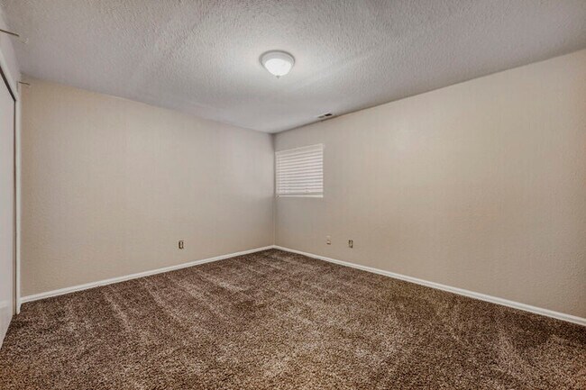 Building Photo - 8420 Ilex Dr