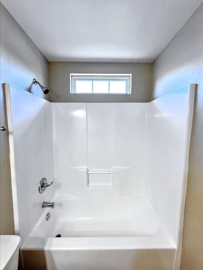 Building Photo - 3-Bedroom Home with Convenient Access to N...