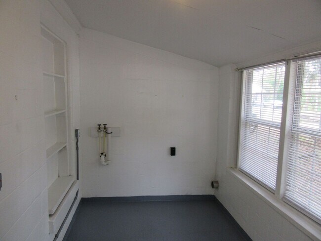 Building Photo - 1511 Molitor Ave