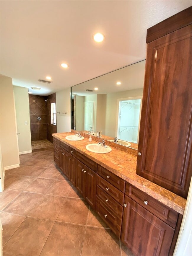 Building Photo - ** SOUTH NAPLES ** 4 BED / 3.5 BATH - POOL HOME - NO HOA! - PET OK - ANNUAL RENTAL