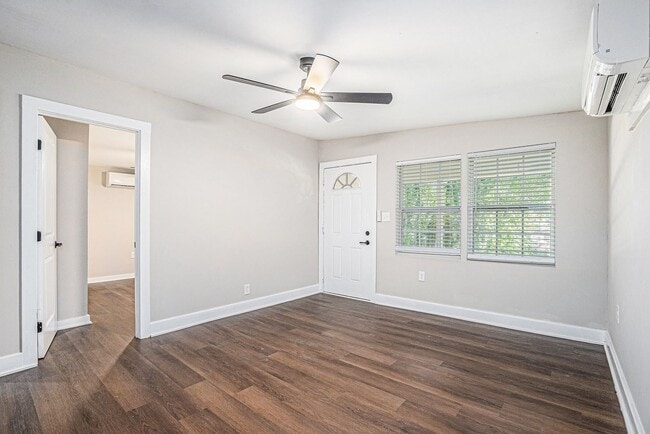 Building Photo - Fully Renovated Cottage near Downtown Smyrna!