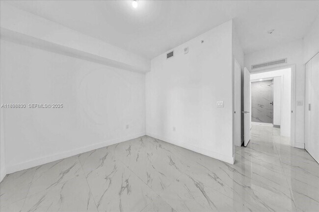 Building Photo - 700 NE 24th St