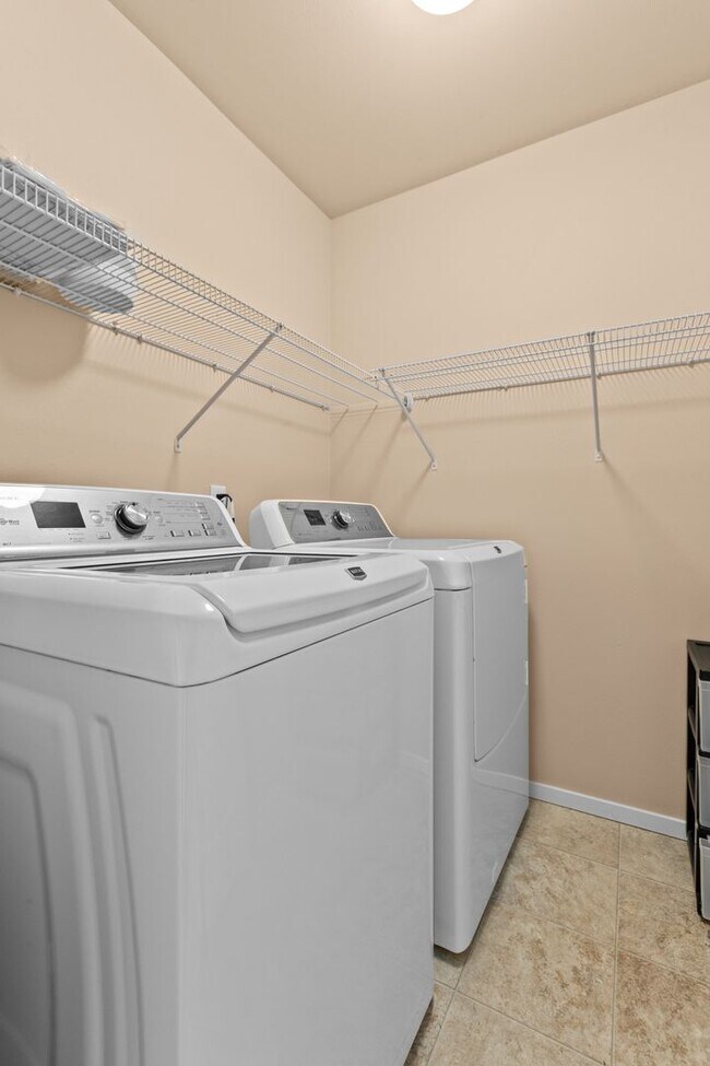 Building Photo - 4Bd/3.5Ba Mountlake Terrace Townhouse