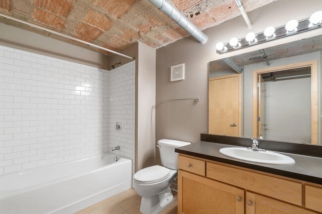 Building Photo - 521 S 7th St