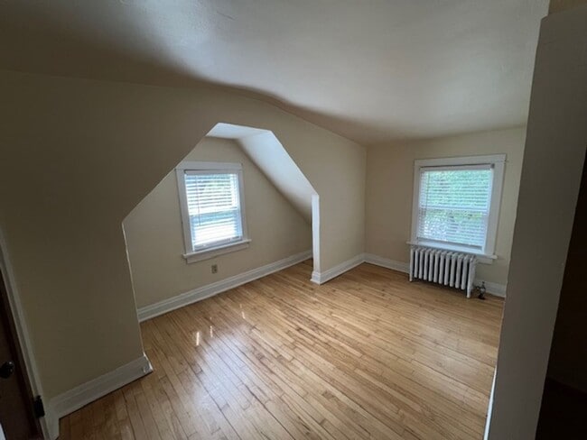 Building Photo - 2 Bedroom , 1.5 Bathroom in Lake Neighborhood! Act Quickly, This One Won't Last Long!