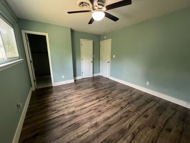 Building Photo - 200 N Willow Ln