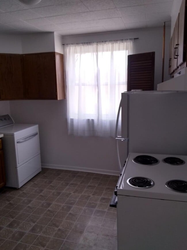 Building Photo - 2114 Oakridge Dr