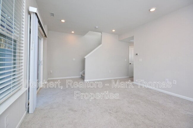 Building Photo - 1043 Manorhaven Dr