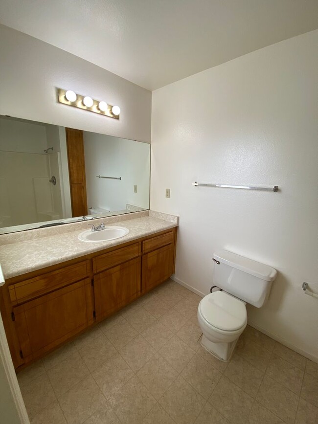 Building Photo - Charming 3 Bed/2.5 Bath on Packwood coming...