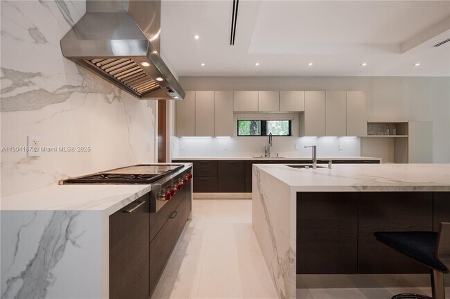 Building Photo - 9000 SW 63rd Ct