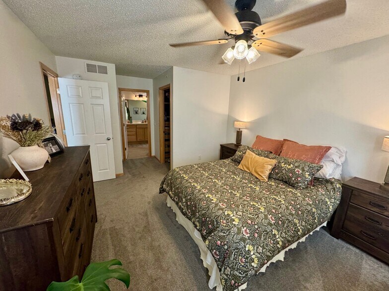 Master Bedroom - 11217 Kinsley St
