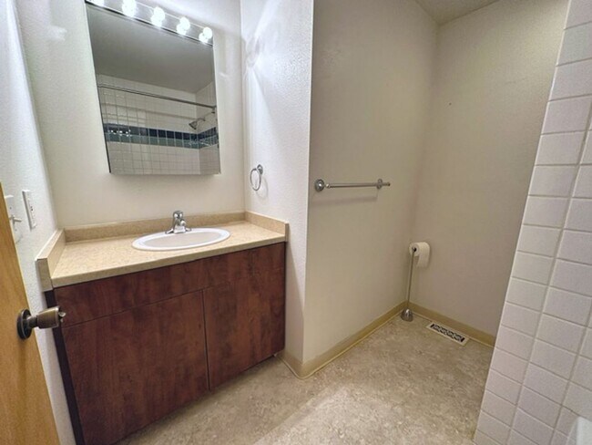 Building Photo - South Anchorage Home with Fenced in Yard & In Unit Laundry