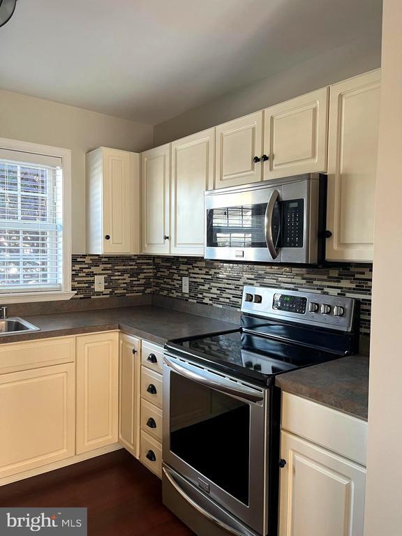 Building Photo - 4195 Nantucket Dr