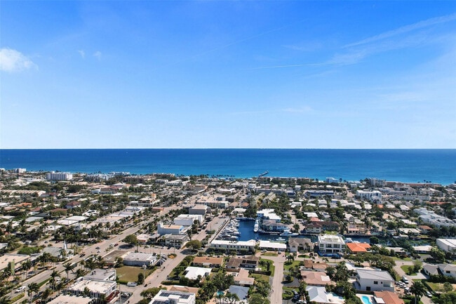 Building Photo - 3051 NE 48th St