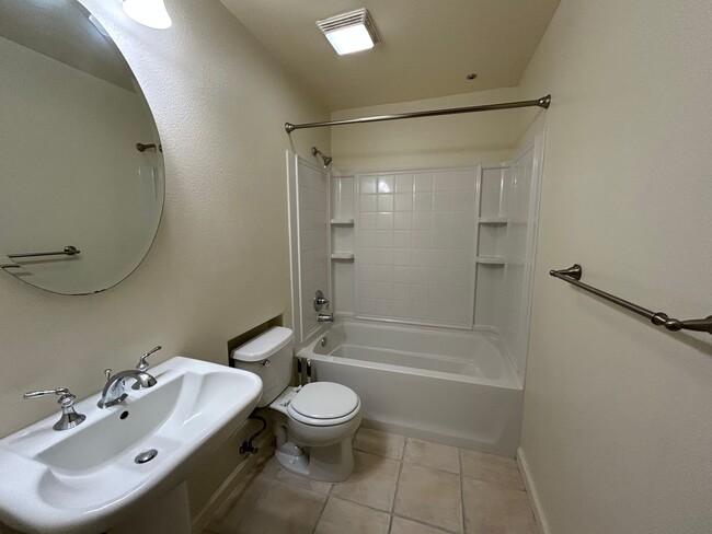 Building Photo - Nice condo located in Balboa Park. Water/Sewer/Garbage included