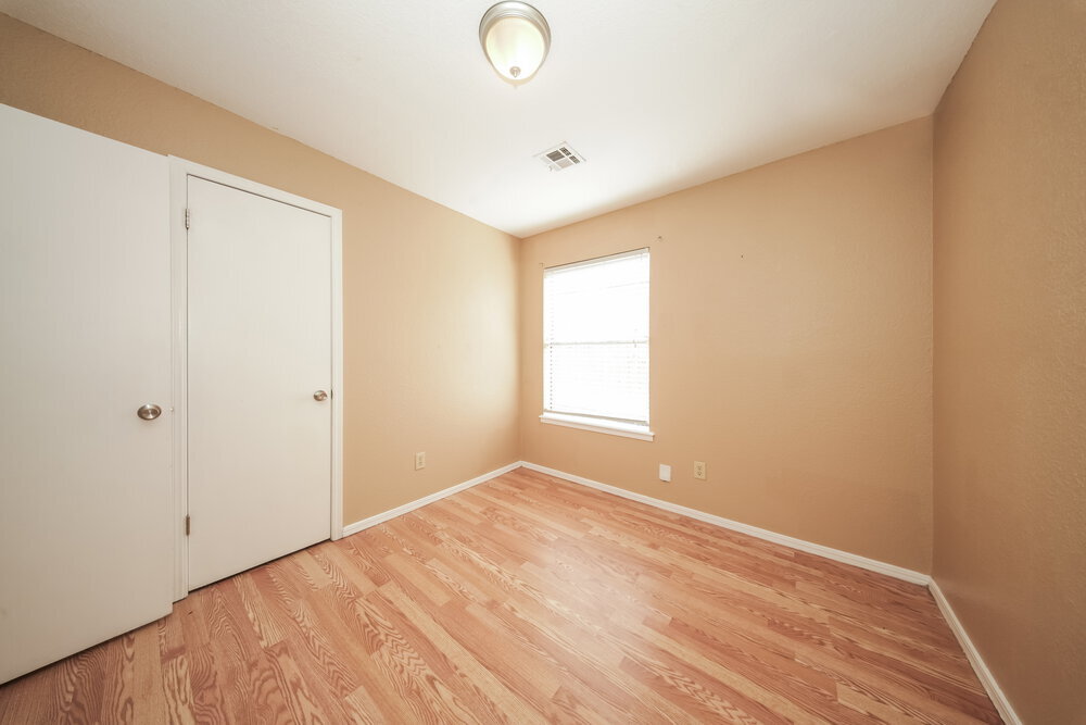 Building Photo - 9705 Oaktree Terrace
