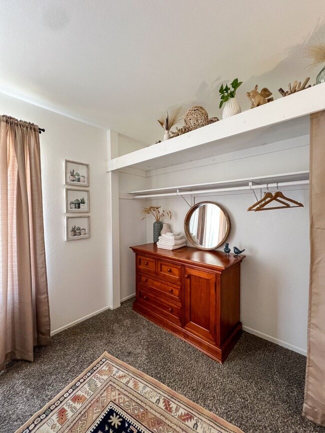 Building Photo - Fully Furnished 4 Bedroom in Sunmore Estat...