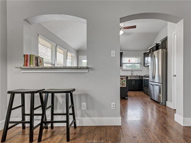 Building Photo - 1031 Fallbrook Loop