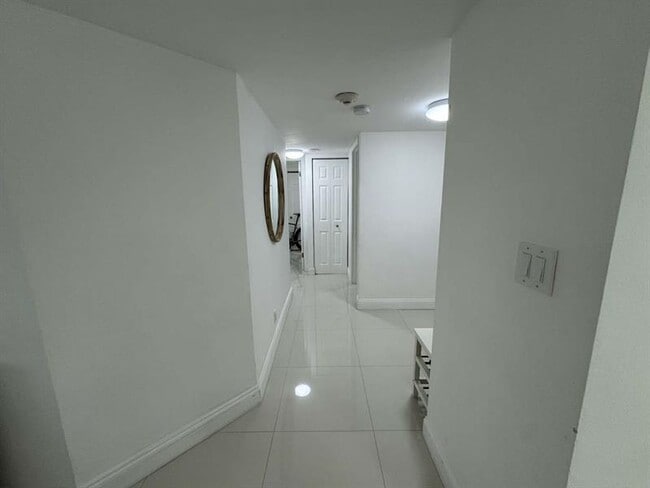 Building Photo - 1915 Brickell Ave