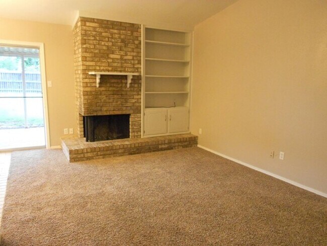 Building Photo - 305 NE 46th St