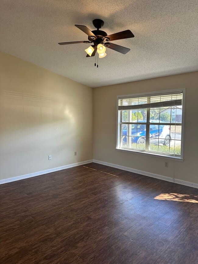 Building Photo - 3 Bedroom 2 Bath Pet Friendly Home.