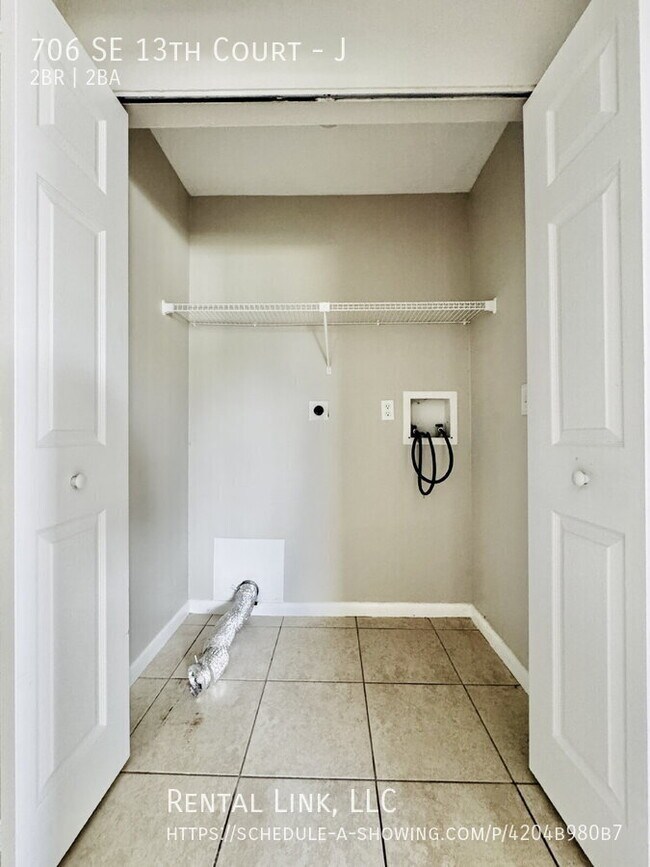 Building Photo - 706 SE 13th Ct